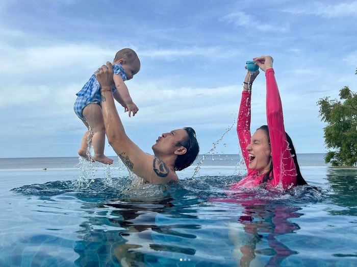 Foto Nadine Candrawinata mengungkapkan rahasia kulit wajahnya tetap sehat dan cerah meskipun sering hobi menyelam.