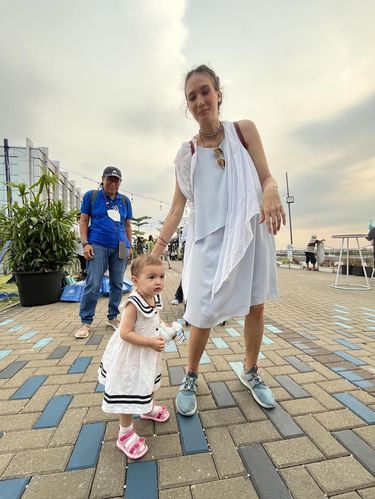 Foto Nadine Chandrawinata bersama sang anak Djiwa.