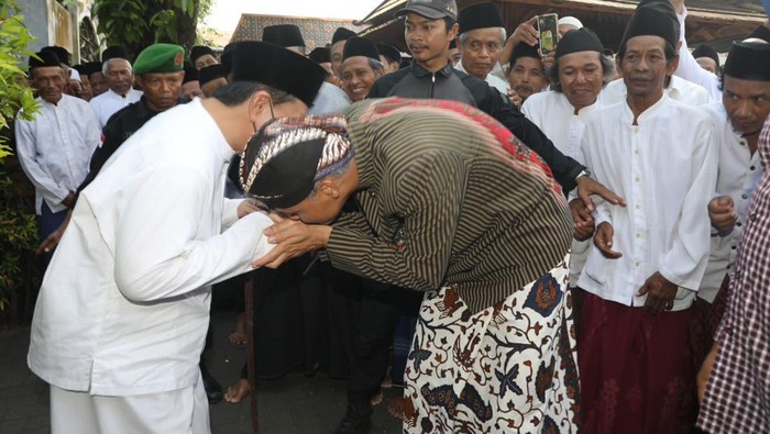 Ganjar Pranowo mengunjungi pondok pesantren Girikusumo di Demak.