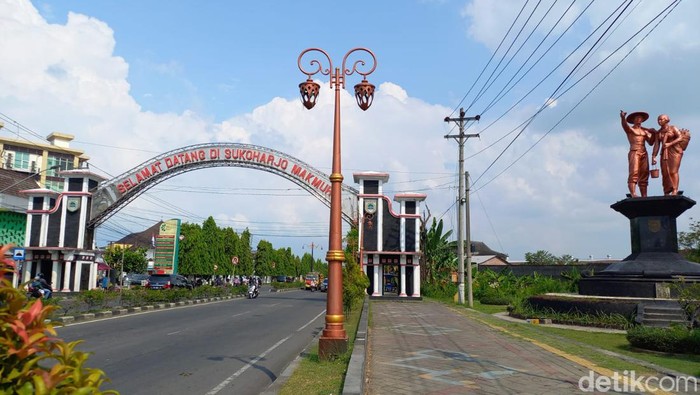 Gapura selamat datang dan patung jamu di Sukoharjo, Kamis (4/5/2023). Gapura selamat datang dan patung jamu di Sukoharjo, Kamis (4/5/2023).