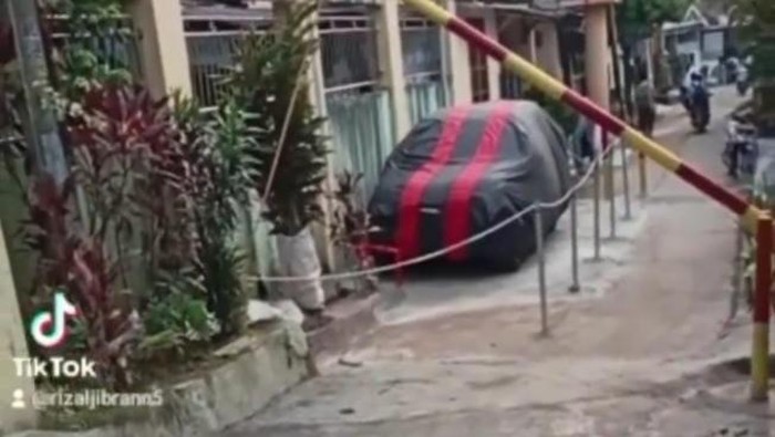Garasi mobil di jalan umum di Serang Baru, Bekasi (tangkapan layar)