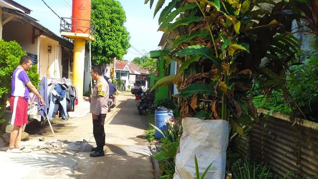 Garasi yang dibikin warga di jalan umum di Bekasi dibongkar polisi (dok Polsek Serang Baru)