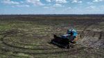 Gokil, Petani Ukraina Bikin Mesin Penjinak Ranjau dari Traktor