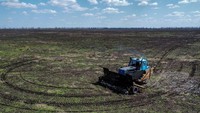 Serhii Dudak, kepala unit penjinak ranjau yang mengawasi pekerjaan traktor, mengatakan bahwa jumlah pekerjaan yang harus dilakukan timnya untuk membersihkan ladang ranjau sangat besar dan traktor nirkabel itu bagus karena dapat membersihkan area yang luas tanpa risiko terhadap nyawa.  