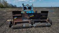 Setelah pasukan Rusia diusir dari bagian timur Ukraina oleh serangan balik Ukraina tahun lalu, petak-petak ladang dibiarkan tertutup ranjau, sehingga membahayakan petani untuk menabur biji-bijian untuk panen berikutnya.  
