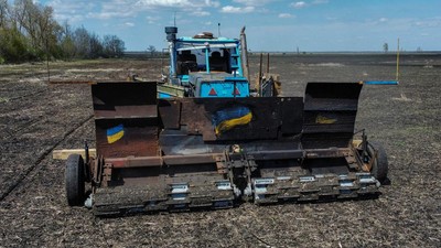 Gokil, Petani Ukraina Bikin Mesin Penjinak Ranjau dari Traktor