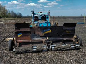 Gokil, Petani Ukraina Bikin Mesin Penjinak Ranjau dari Traktor