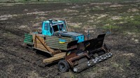 Dengan menggunakan pelindung dari kendaraan militer Rusia yang rusak untuk melindungi badan traktornya, dia membeli sistem yang memungkinkan salah satu timnya mengoperasikan traktor dari jarak jauh -- dari ember penggali yang digantung di udara di dekatnya. Perdana Menteri Denys Shmyhal mengatakan pada pertemuan pemerintah pada hari Jumat (28 April) sekitar 30% wilayah Ukraina ditambang oleh Rusia dan bahwa pemerintah berfokus pada penghapusan lahan pertanian sesegera mungkin.