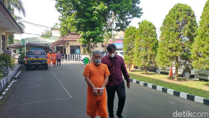 Pelaku pencabulan belasan murid ngaji CSM (53) saat digelandang polisi di Polresta Sleman, Kamis (4/5/2023).