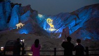 Bentang alam Danxia ini semakin indah saat malam hari karena adanya pertunjukan cahaya.