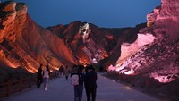 Bentang alam Danxia adalah pegunungan yang terdiri dari batuan sedimen merah yang bermotif garis dengan beberapa warna.