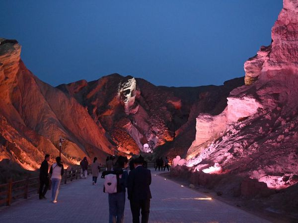 Indahnya Bentang Alam di China Bercahaya Warna-warni