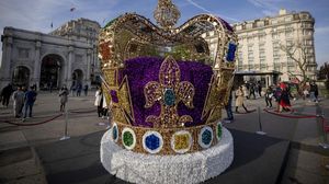 Instalasi Mahkota Raksasa Dipajang Jelang Penobatan Raja Charles III