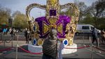 Instalasi Mahkota Raksasa Dipajang Jelang Penobatan Raja Charles III