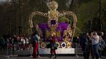 Instalasi Mahkota Raksasa Dipajang Jelang Penobatan Raja Charles III