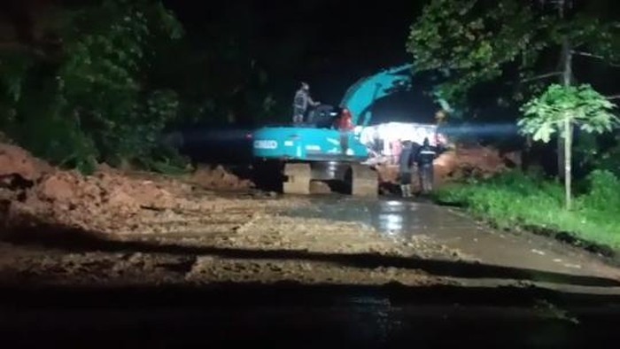 Jalan akses Cianjur-Jonggol tertimbun longsor