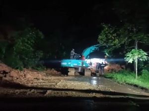 Tertimbun Longsor, Akses Cianjur-Jonggol Terputus Sementara
