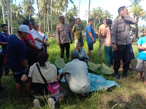 Proses evakuasi jenazah korban yang ditemukan tenggelam di muara Sungai Sumbersari, Kecamatan Melaya, Kabupaten Jembrana, Bali, Kamis (4/5/2023).