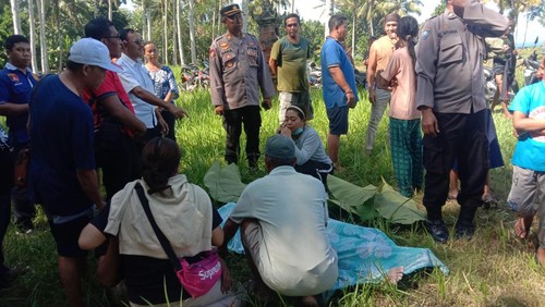 Proses evakuasi jenazah korban yang ditemukan tenggelam di muara Sungai Sumbersari, Kecamatan Melaya, Kabupaten Jembrana, Bali, Kamis (4/5/2023).