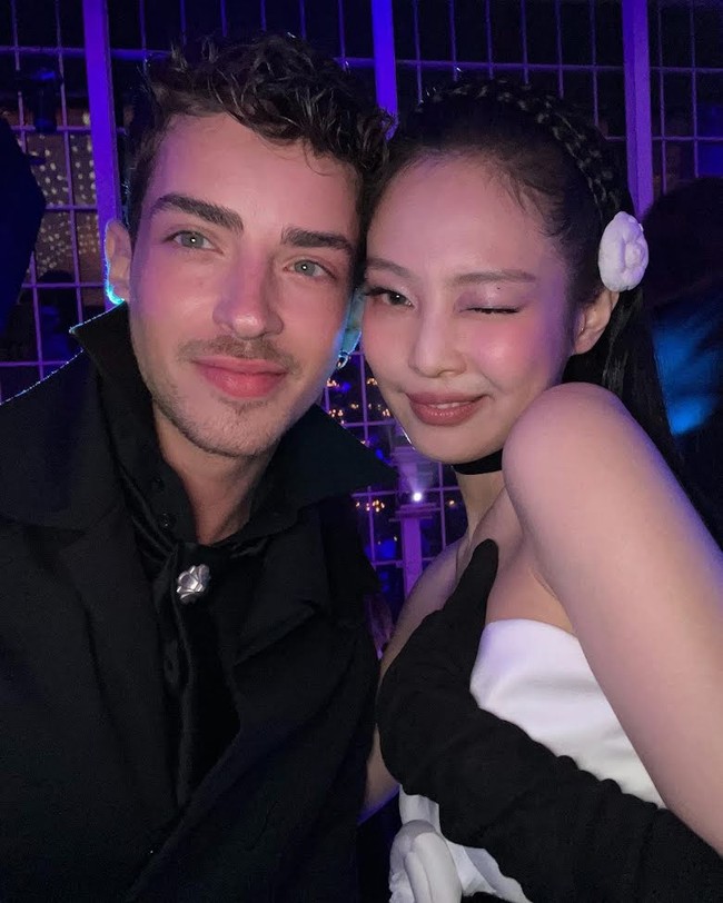 Tak kalah eksis, ada aktor Spanyol Manu Rios yang membintangi serial Netflix Elite. Sebelum bertemu Jennie BLACKPINK di MET Gala, Manu Rois pernah mengunggah foto billboard iklannya dengan Gentle Monster di Instagram Story. Foto: dok. instagram @manurios