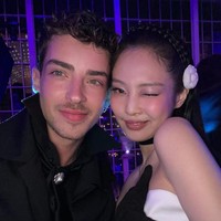Tak kalah eksis, ada aktor Spanyol Manu Rios yang membintangi serial Netflix Elite. Sebelum bertemu Jennie BLACKPINK di MET Gala, Manu Rois pernah mengunggah foto billboard iklannya dengan Gentle Monster di Instagram Story. Foto: dok. instagram @manurios