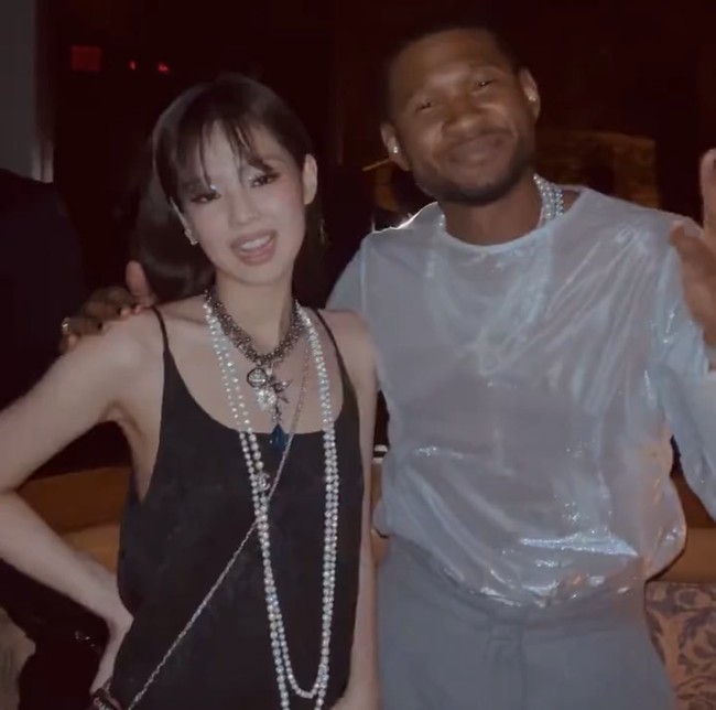 Dalam unggahan Instagram Story Usher, Jennie BLACKPINK terlihat sudah berganti kostum memakai gaun hitam keluaran Chanel. Terungkap keduanya menghadiri after party MET Gala 2023. Penyanyi R&B itu pun mulai mengikuti Jennie di Instagram. Foto: dok. instagram usher