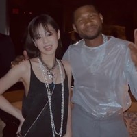 Dalam unggahan Instagram Story Usher, Jennie BLACKPINK terlihat sudah berganti kostum memakai gaun hitam keluaran Chanel. Terungkap keduanya menghadiri after party MET Gala 2023. Penyanyi R&B itu pun mulai mengikuti Jennie di Instagram. Foto: dok. instagram usher