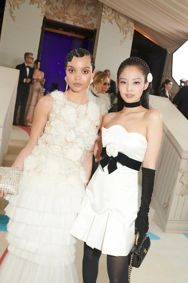 MET Gala 2023 menjadi ajang reuni Jennie BLACKPINK dengan aktris Kanada Whitney Peak. Keduanya duduk berdampingan saat menghadiri Paris Fashion Week 2021. Foto: dok. instagram @whitneypeak