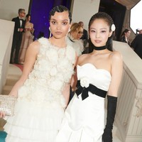 MET Gala 2023 menjadi ajang reuni Jennie BLACKPINK dengan aktris Kanada Whitney Peak. Keduanya duduk berdampingan saat menghadiri Paris Fashion Week 2021. Foto: dok. instagram @whitneypeak
