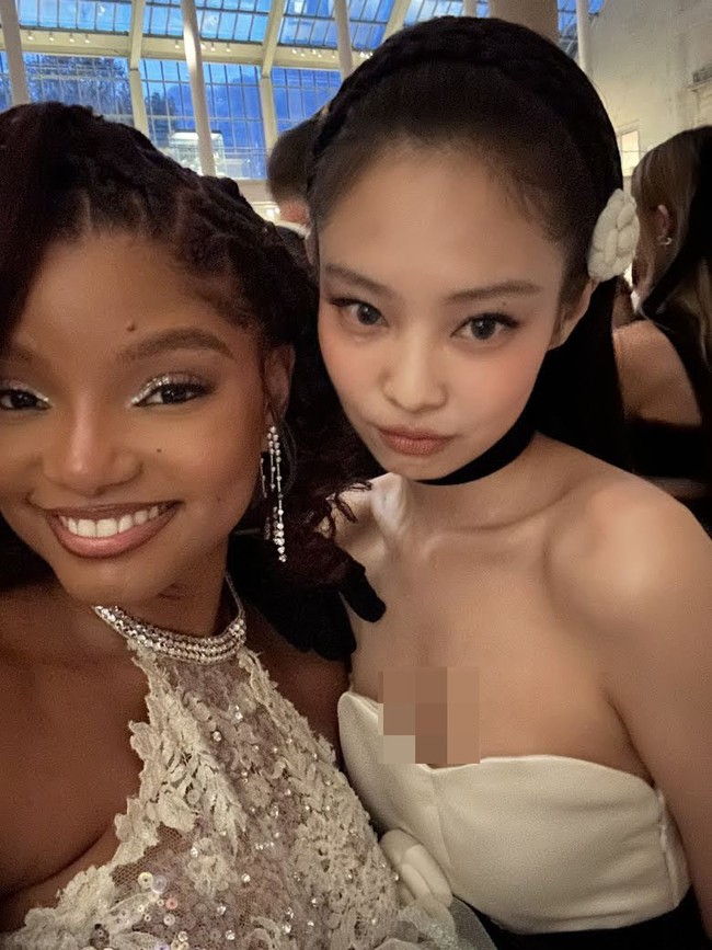 Pencarian Jennie little mermaid trending di media sosial Cina, Weibo setelah Halle Bailey mengunggah fotonya berama Jennie BLACKPINK di Instagram Story. friends at the met  tulis pemain film live action The Little Mermaid itu. Foto: dok. instagram @hallebailey