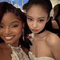 Pencarian Jennie little mermaid trending di media sosial Cina, Weibo setelah Halle Bailey mengunggah fotonya berama Jennie BLACKPINK di Instagram Story. friends at the met  tulis pemain film live action The Little Mermaid itu. Foto: dok. instagram @hallebailey