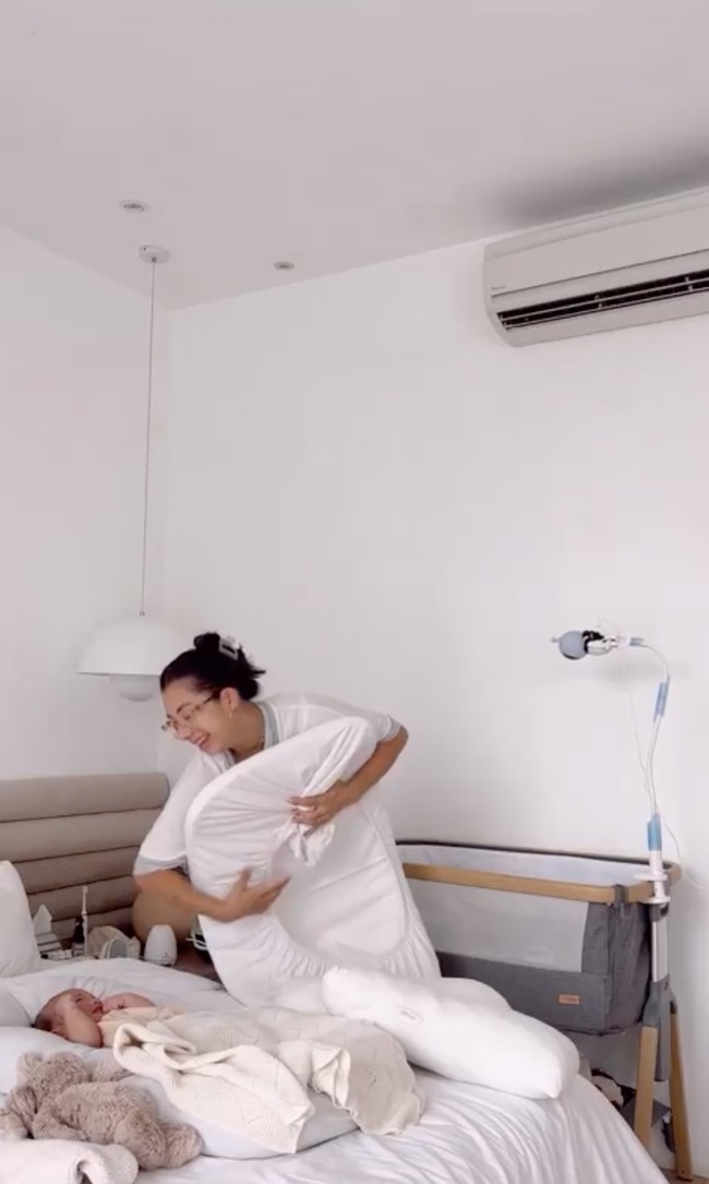 Disebut sebagai supermom, istri Irfan Bachdim itu mampu beres-beres rumah sekaligus momong anak. Lihat saja gayanya saat menjaga sang anak sambil membereskan tempat tidur bayinya tersebut. Foto: Instagram/@jenniferbachdim