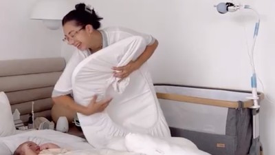 8 Foto Jennifer Bachdim yang Dipuji Supermom, Beberes Rumah Sambil Asuh Anak