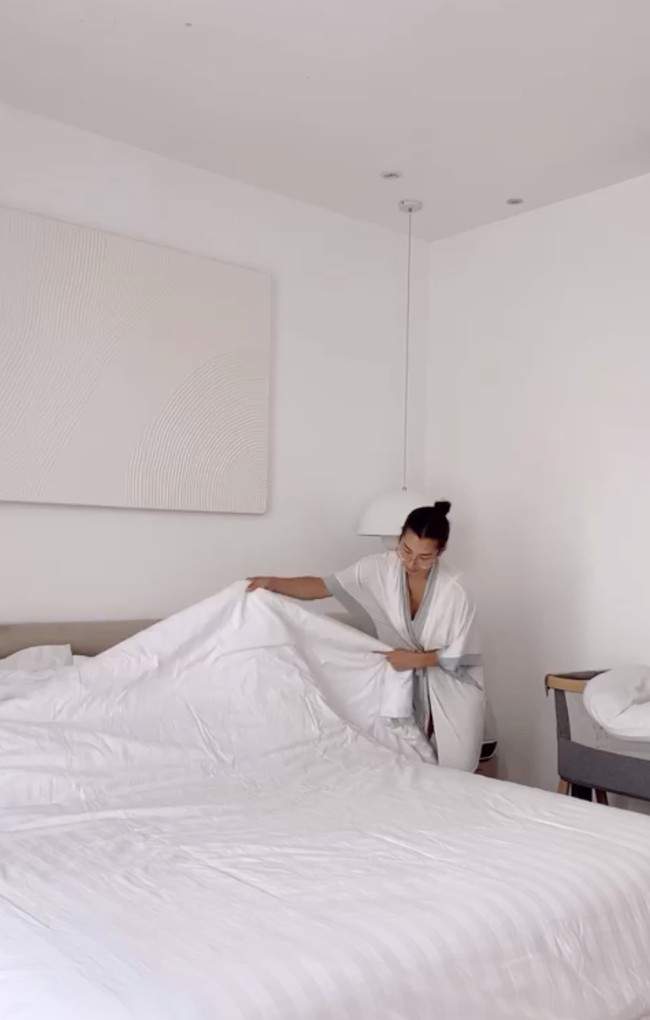 Walaupun memiliki uang untuk membayar asisten rumah tangga namun Jennifer memilih mengerjakan semuanya sendiri. Hal itu yang membuat banyak netizen memberikan pujian kepadanya. Supermom love you Jen, komentar Andrea Dian. Super mama, tambah Cindercella. Foto: Instagram/@jenniferbachdim