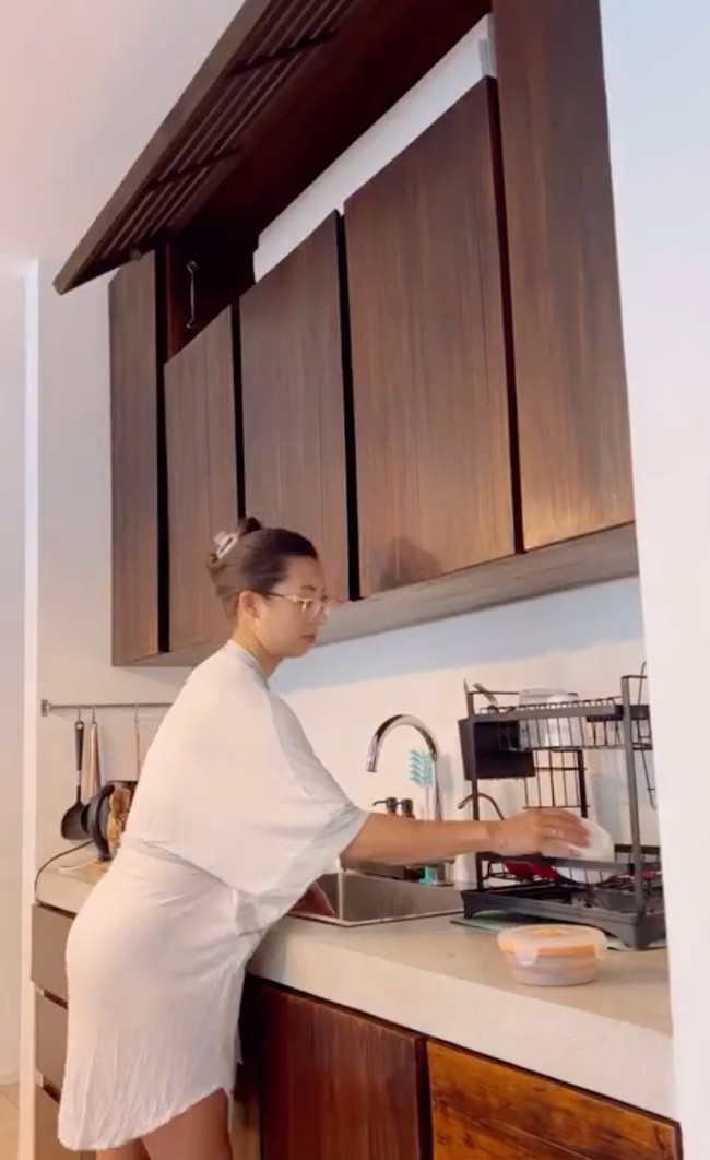 Penampilan Jennifer yang sederhana namun tetap terlihat cantik juga tak kalah jadi sorotan. Meski hanya mengenakan baju tidur dengan rambut yang dicepol ke atas dan menggunakan kaca mata, Jennifer tetap terlihat cantik. Foto: Instagram/@jenniferbachdim