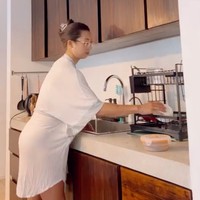 Penampilan Jennifer yang sederhana namun tetap terlihat cantik juga tak kalah jadi sorotan. Meski hanya mengenakan baju tidur dengan rambut yang dicepol ke atas dan menggunakan kaca mata, Jennifer tetap terlihat cantik. Foto: Instagram/@jenniferbachdim