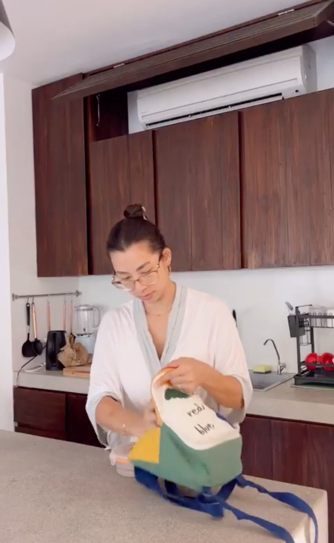 Tak hanya mencuci piring dan beres-beres rumah sendiri, Jennifer juga menyiapkan bekal untuk anaknya sendiri. Tak heran jika banyak yang menjadikan ibu 4 orang anak itu sebagai panutan. Foto: Instagram/@jenniferbachdim