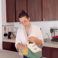 Tak hanya mencuci piring dan beres-beres rumah sendiri, Jennifer juga menyiapkan bekal untuk anaknya sendiri. Tak heran jika banyak yang menjadikan ibu 4 orang anak itu sebagai panutan. Foto: Instagram/@jenniferbachdim