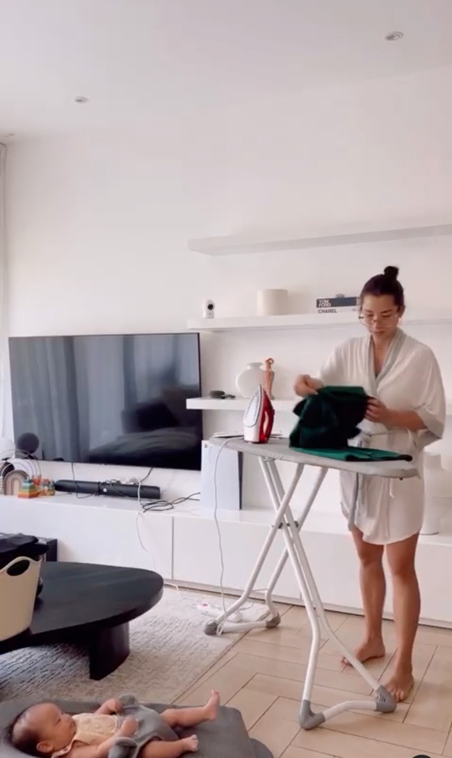 Sambil menjaga anak keempatnya, Jennifer menyempatkan waktu untuk menyetrika pakaian. Terlihat jika Jennifer begitu cekatan dalam mengurus rumah dan anak-anaknya. Foto: Instagram/@jenniferbachdim