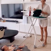 Sambil menjaga anak keempatnya, Jennifer menyempatkan waktu untuk menyetrika pakaian. Terlihat jika Jennifer begitu cekatan dalam mengurus rumah dan anak-anaknya. Foto: Instagram/@jenniferbachdim