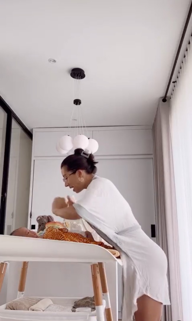 Melalui akun Instagram pribadinya Jennifer Bachdim membagikan kesehariannya sebagai seorang ibu. Videonya itu pun langsung berhasil mencuri atensi dan mendapat beragam komentar pujian. Foto: Instagram/@jenniferbachdim