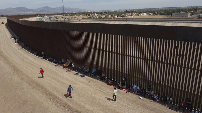 Joe Biden Kerahkan 1.500 Tentara ke Perbatasan AS-Meksiko Members of the Texas National Guard install a barbed-wire barrier on the border between El Paso, Texas and Ciudad JuΓ‘rez, as seen from Ciudad JuΓ‘rez, Mexico, Wednesday, May 3, 2023. The Biden administration has requested 1,500 troops for the U.S.-Mexico border amid an expected migrant surge following the end of pandemic-era restrictions. (AP Photo/Christian Chavez)