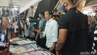 Disambut Riuh Warga, Jokowi Didampingi Heru Budi Tinjau Pasar Tanah Abang