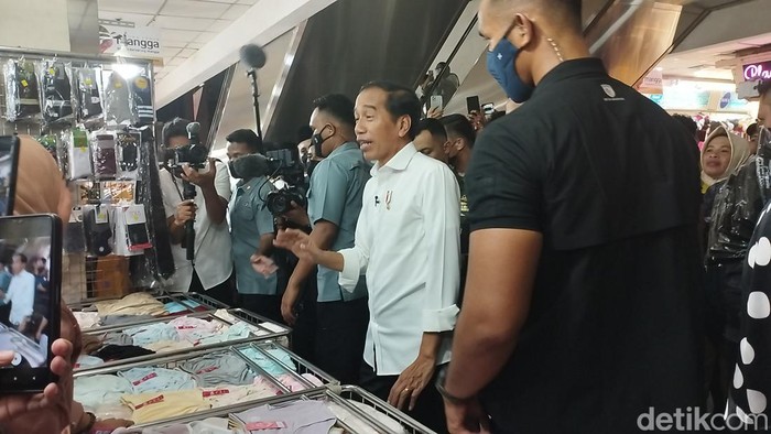 Jokowi Tinjau Pasar Tanah Abang