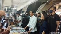 Senangnya Penjaga Toko Di Tanah Abang Saat Kiosnya Dikunjungi Jokowi