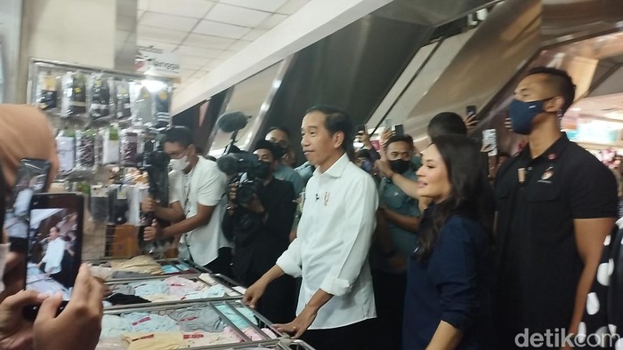 Jokowi Tinjau Pasar Tanah Abang