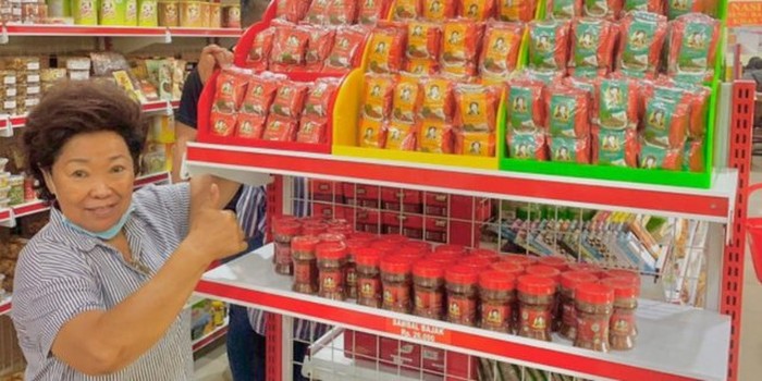 Juragan Sambal Bu Rudy Jadi Food Vlogger, Netizen Puji Keramahannya