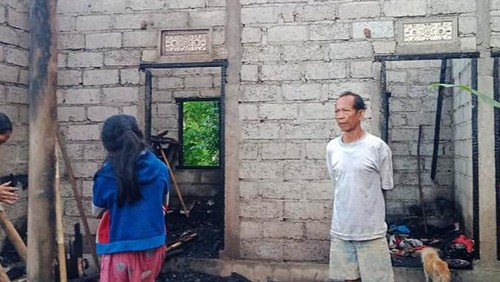 Rumah milik I I Nyoman Marya (52) asal Banjar Dinas Kayu Wit, Desa Seraya, Kecamatan/Kabupaten Karangasem yang terbakar akibat lupa mematikan dupa sehabis sembahyang Kamis (4/5/2023).