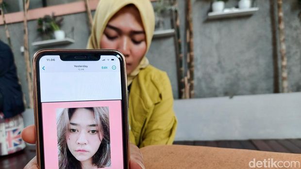 Keluarga Menunjukkan Foto Warga Cimahi yang Terjebak di Myanmar