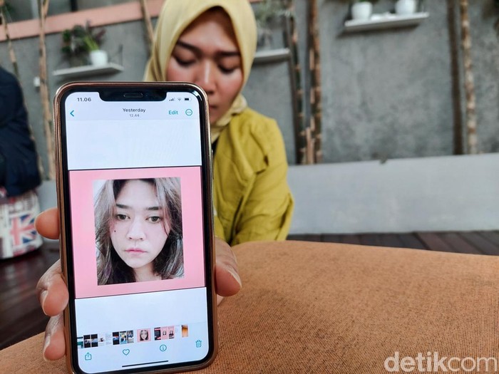 Keluarga Menunjukkan Foto Warga Cimahi yang Terjebak di Myanmar